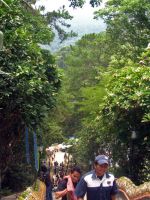 Doi Suthepilla, eli vuorella lähellä Chiang Maita.Pyhiinvaeltajia vai turisteja?